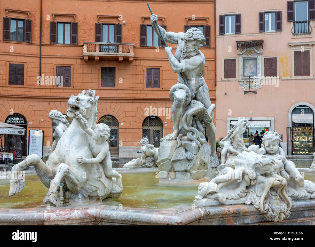 Neptunbrunnen auf der Piazza Navona in Rom, Neptun von vorne, Italien Stockfoto