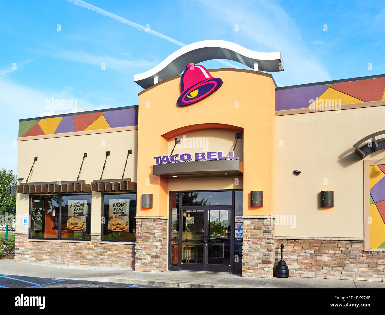 Äußere vordere Eingang zu Fast Food Restaurant Taco Bell zeigt das Logo und  aktuelle Design in Montgomery, Alabama, USA Stockfotografie - Alamy