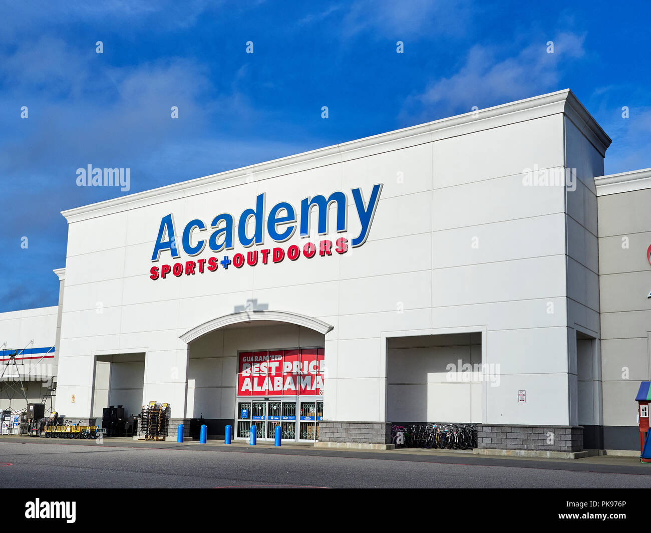 Akademie Sport und draußen äußeren vorderen Eingang und Corporate Logo anmelden Montgomery Alabama, USA. Stockfoto
