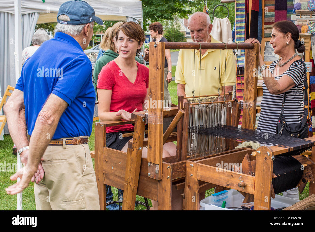 Eine Frau Weben an einem Kunst- und Handwerkermarkt in Lenox, MA Stockfoto