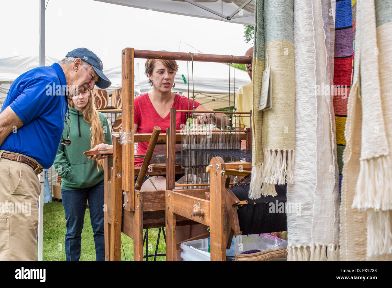 Eine Frau Weben an einem Kunst- und Handwerkermarkt in Lenox, MA Stockfoto