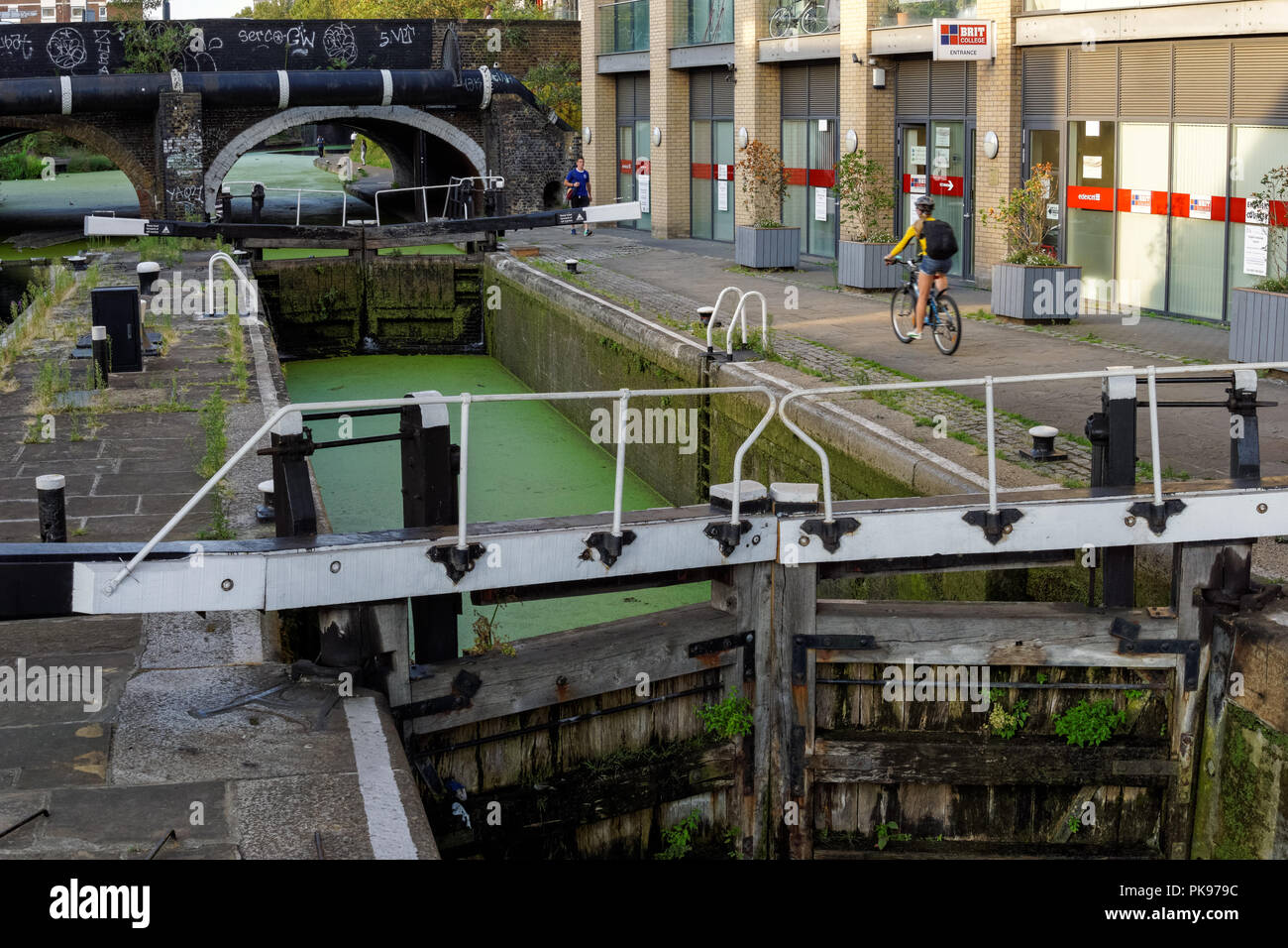 Commercial Road Lock, das Ende des Regent's Canal in Limehouse Basin, London, England, Großbritannien Stockfoto