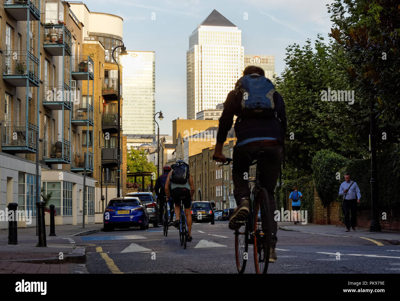 Radfahrer auf dem Cycle Superhighway 3, Cycleway 3 in Limehouse, London England Großbritannien Stockfoto