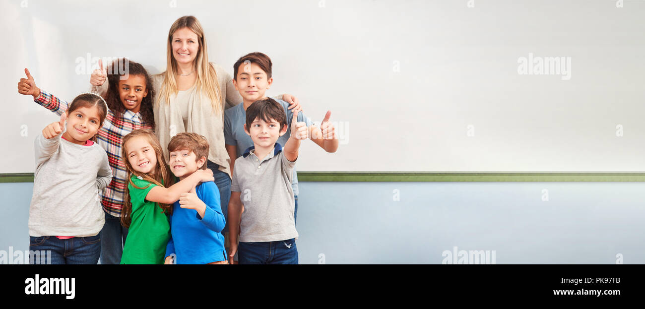 Multikulturelle Kinder in der Grundschule Klasse halten ihre Finger gekreuzt Stockfoto