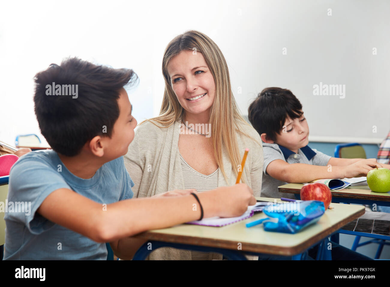 Vollzeit Lehrer oder Grundschullehrerin Nachhilfe Student Stockfoto