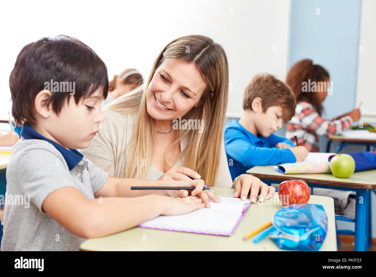 Heimarbeit student Mentoring mit einem Lehrer in einer Ganztagsschule Stockfoto