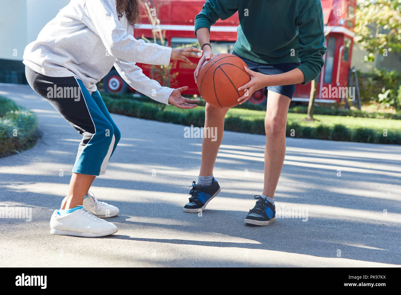 Kinder spielen Basketball Summer Camp oder in der Schule Spielplatz Stockfoto