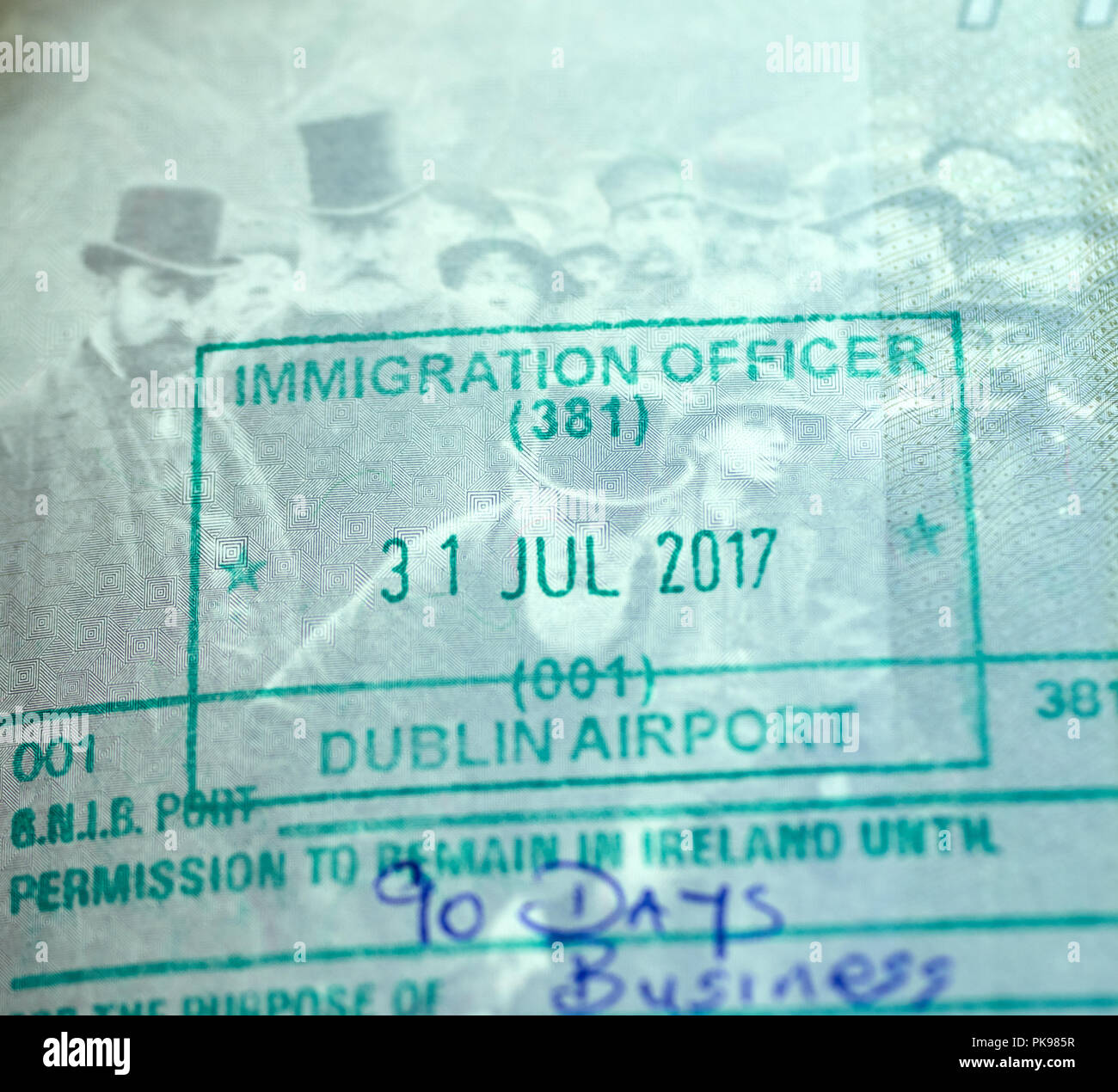 MONTREAL, KANADA - 8 September, 2018: Immigration Officer Stempel in kanadischen Paß vom Flughafen Dublin, Irland Stockfoto