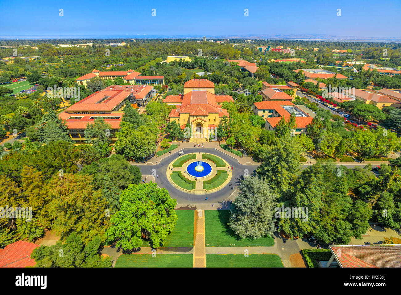 Palo Alto, Kalifornien, USA - 13. August 2018: Luftaufnahme der Brunnen und Memorial Auditorium der Universität Stanford Campus von Hoover Tower Observatorium gesehen. Sommer Saison. Stockfoto