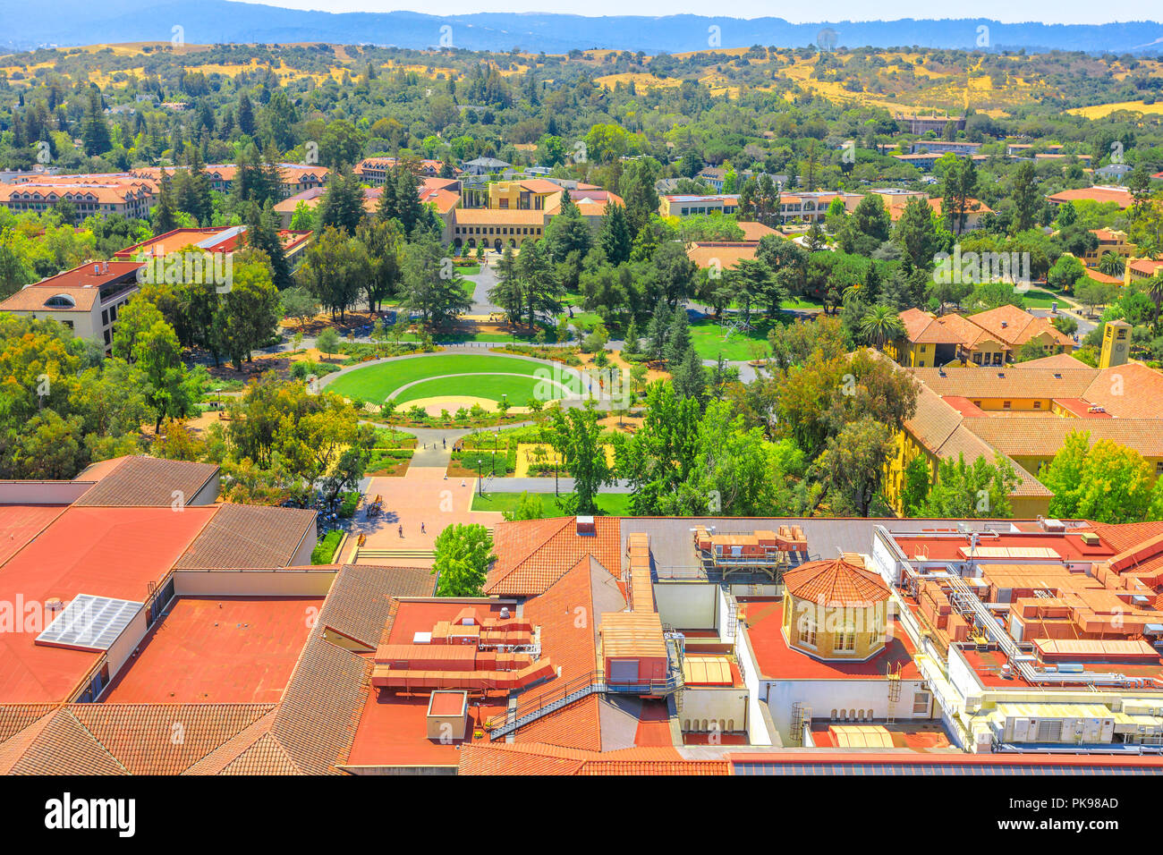Palo Alto, Kalifornien, USA - 13. August 2018: Luftbild von der Stanford University Campus von Hoover Tower Observatorium gesehen. Stanford ist einer der renommiertesten Universitäten der Welt. Stockfoto
