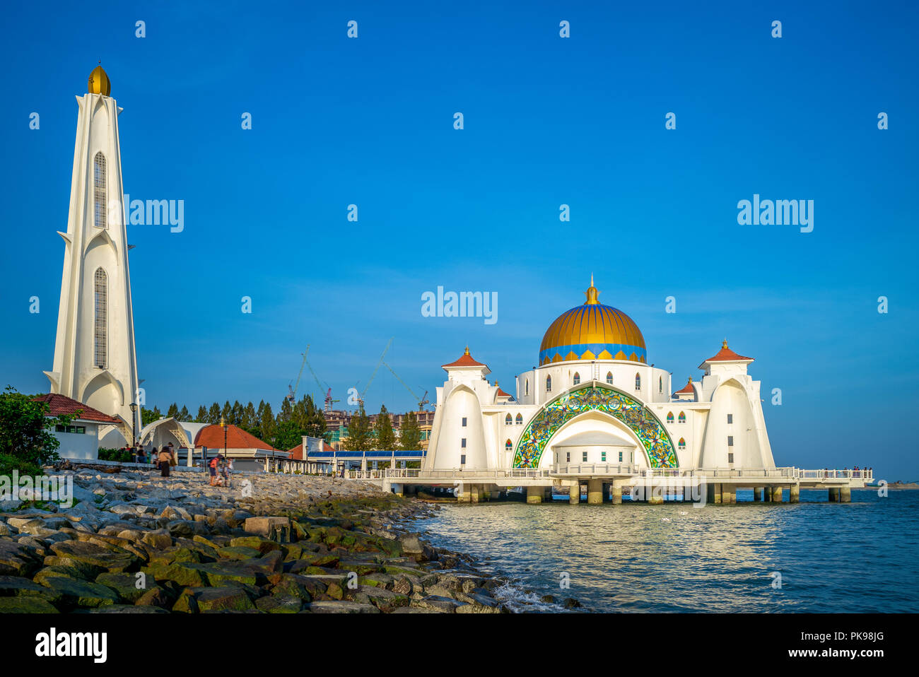 Masjid selat Melaka in Malakka, Malaysia in der Dämmerung Stockfoto
