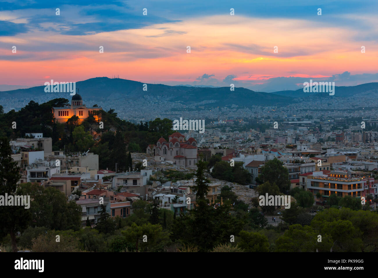Stein weiß Kirche in der Nähe der Akropolis von Athen, Griechenland Stockfoto