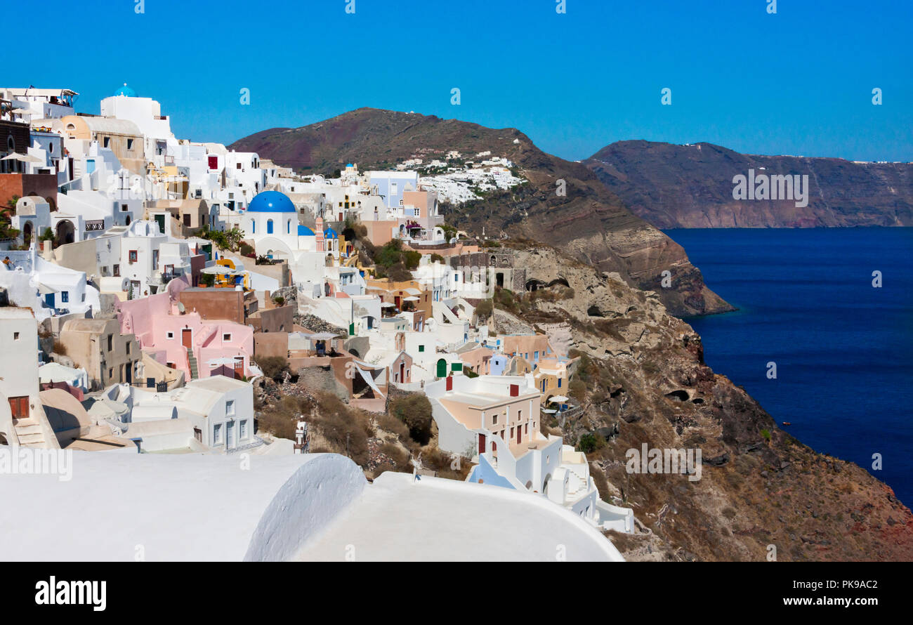 Weiße Häuser an der Küste der Ägäis, Oia, Santorini, Griechenland Stockfoto