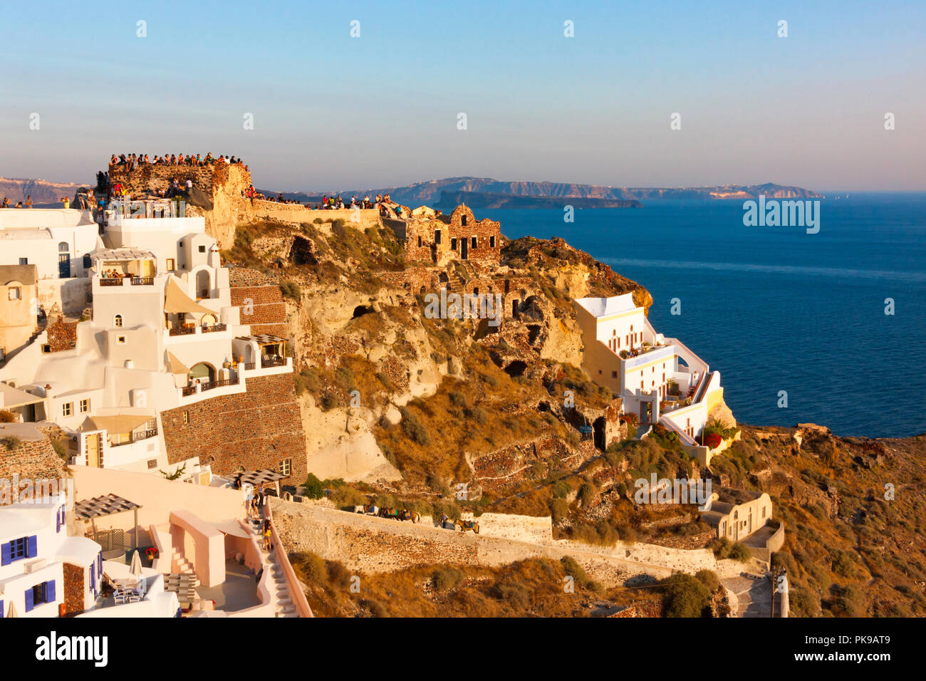 Alte Festung und Häuser an der Küste der Ägäis, Oia, Santorini, Griechenland Stockfoto