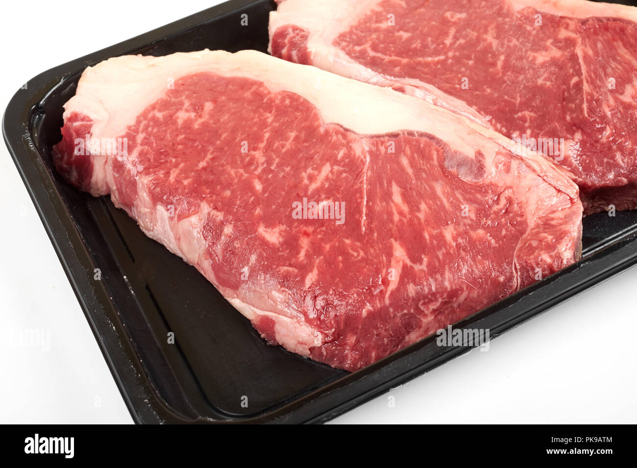 Rohes Rindfleisch Steak in einem Fach auf weißem Hintergrund. Stockfoto