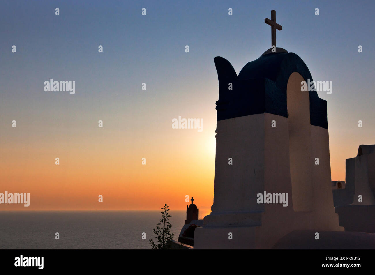 Glockenturm der Kirche an der Küste der Ägäis, Oia, Santorini, Griechenland Stockfoto