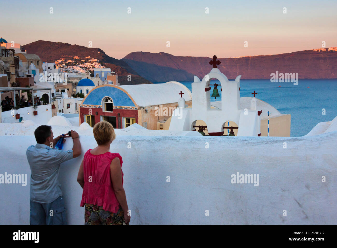Touristen an der Küste der Ägäis, Oia, Santorini, Griechenland Stockfoto