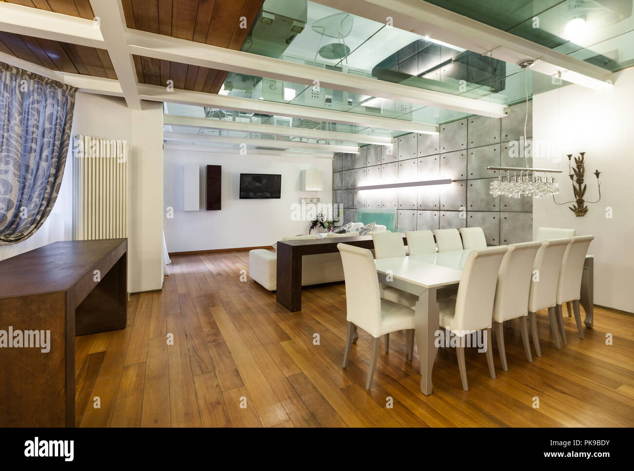 Architektur, große Loft mit modernen Möbeln, Esszimmer Stockfoto