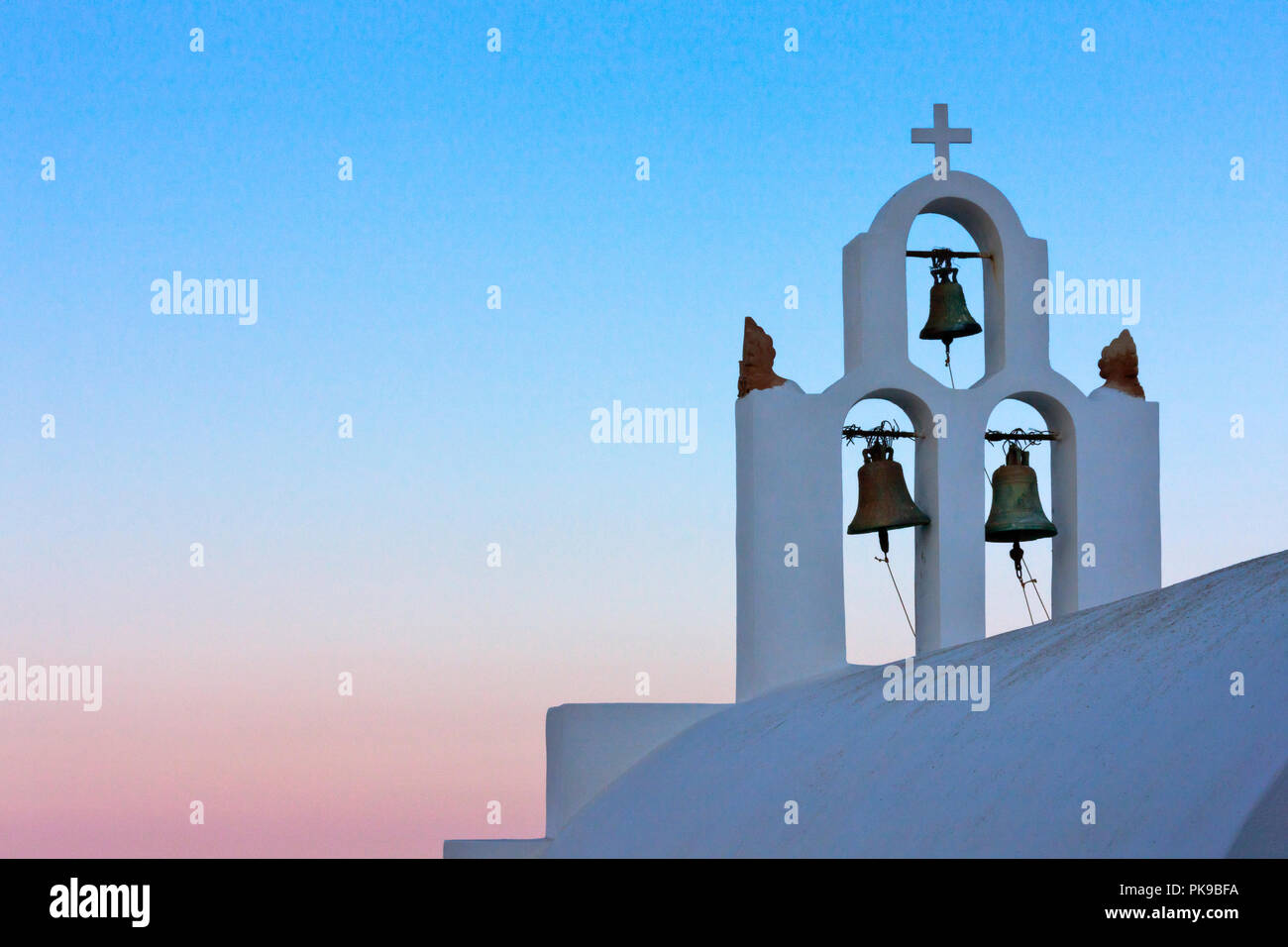 Glockenturm der Kirche an der Küste der Ägäis, Oia, Santorini, Griechenland Stockfoto