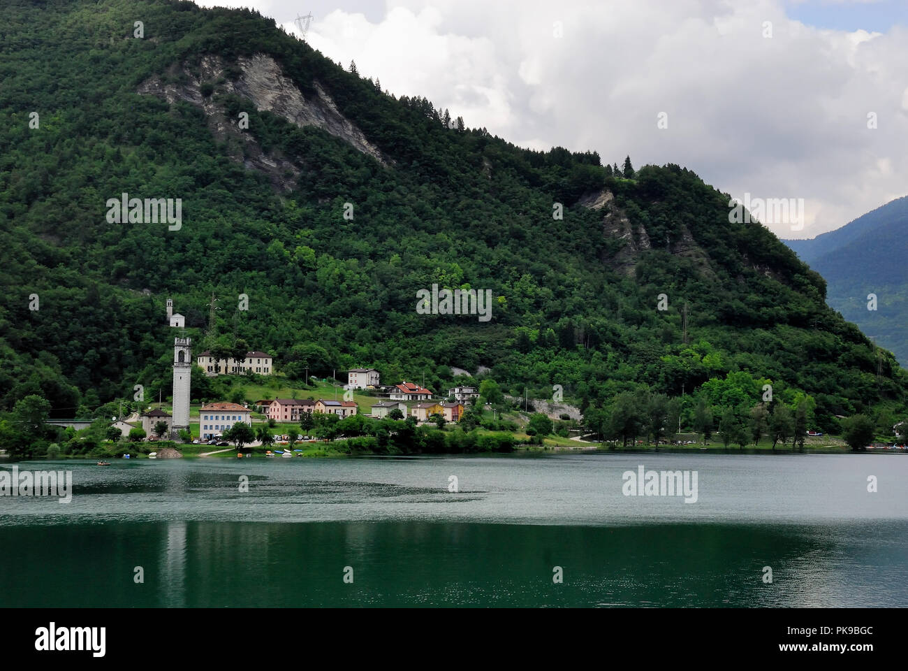 Corlo See ist eine künstliche Becken ganz in der Gemeinde Arsiè inbegriffen, in der Provinz von Belluno, Venetien, Italien, im Jahr 1954 gebaut. Im Bild das Dorf Rocca. Stockfoto