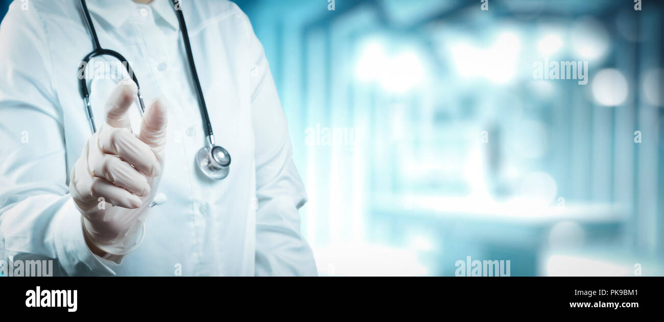 Gesundheitswesen und Medizintechnik Dienstleistungen Konzept mit Kinematographie und AR-Schnittstelle. Smart Arzt arbeiten mit operationssaal als Co Stockfoto