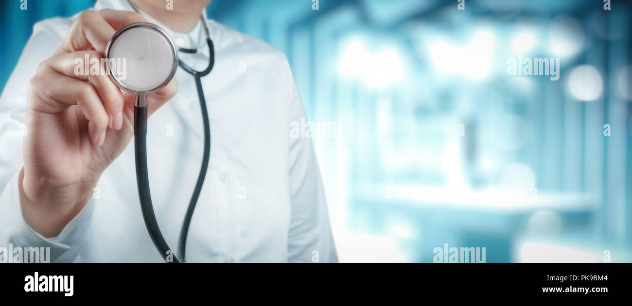 Gesundheitswesen und Medizintechnik Dienstleistungen Konzept mit Kinematographie und AR-Schnittstelle. Smart Arzt arbeiten mit operationssaal als Co Stockfoto