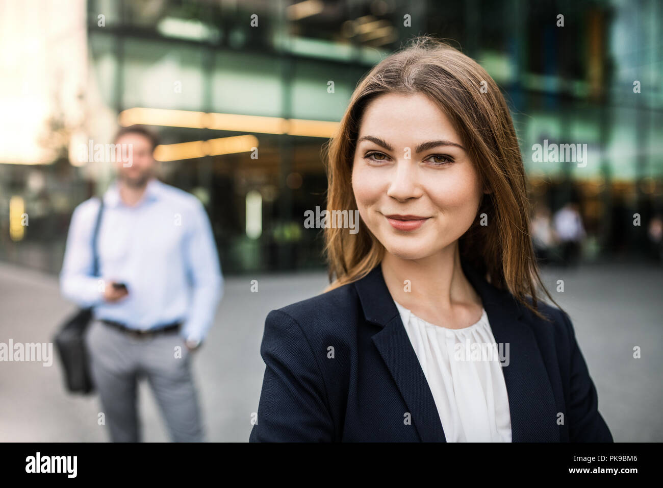 Das Porträt einer jungen Unternehmerin stehen draußen vor dem Gebäude. Stockfoto