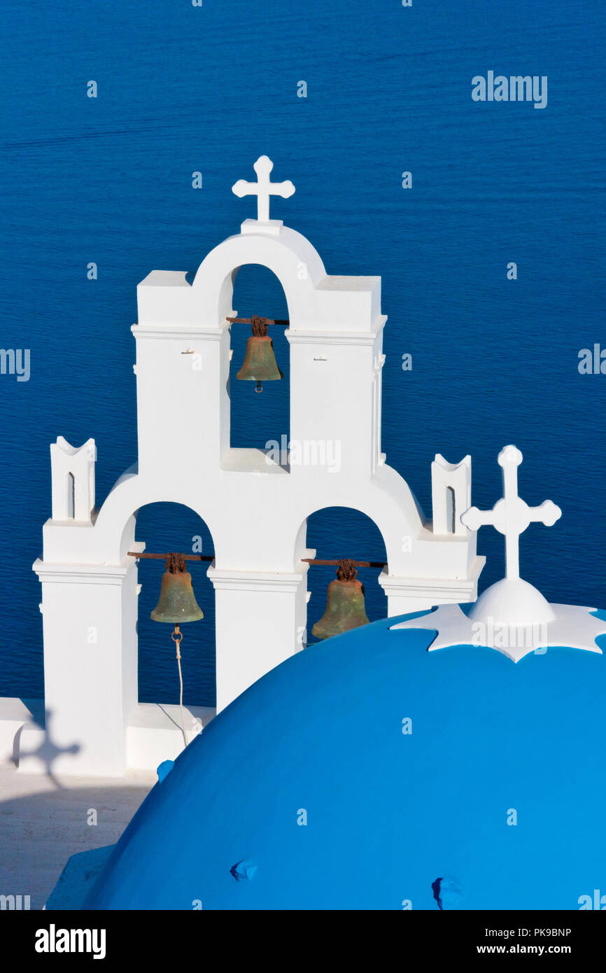Kirche an der Küste der Ägäis, Oia, Santorini, Griechenland Stockfoto