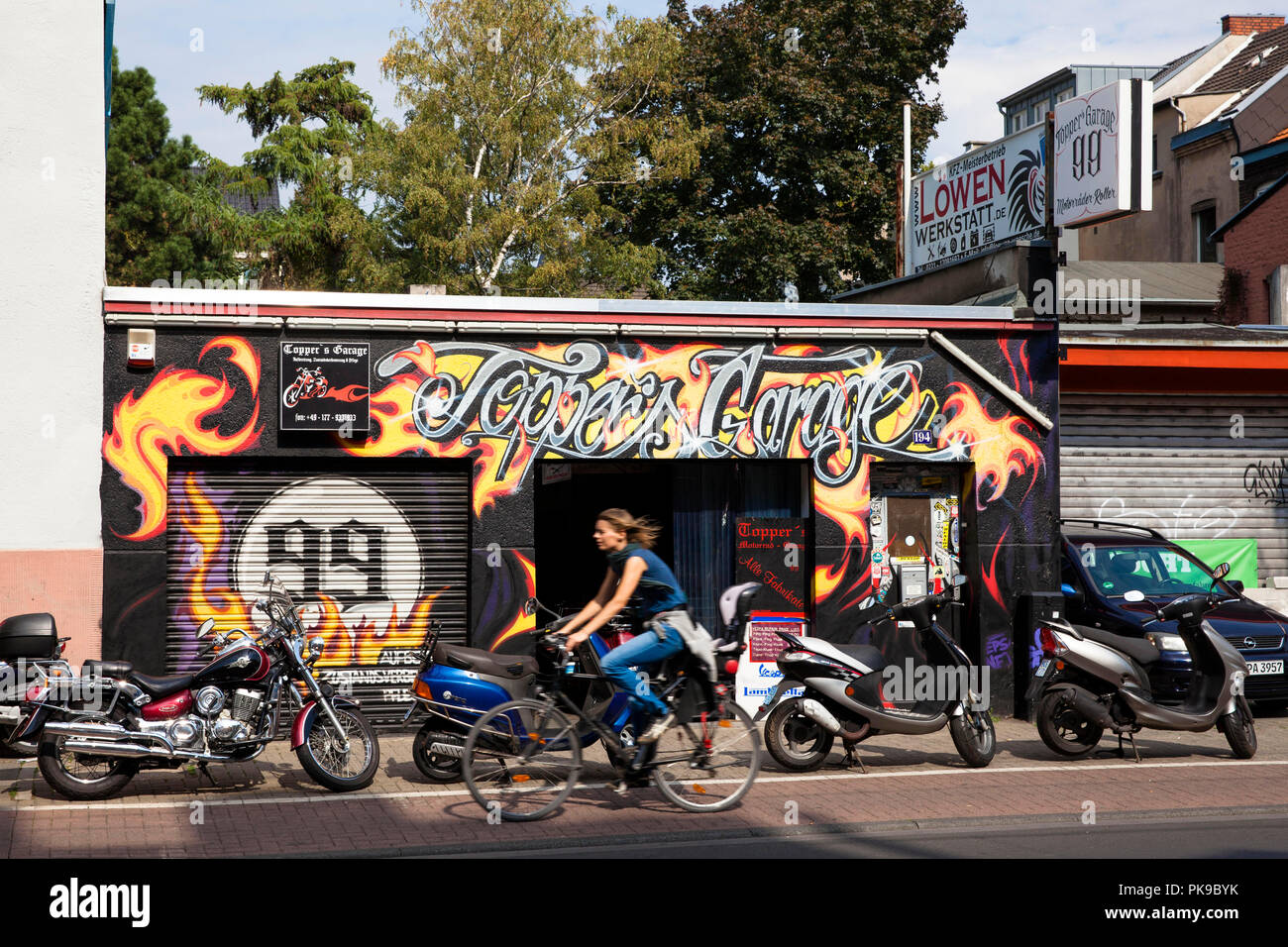 Motorrad's Garage Topper Garage auf die Subbelrather Straße im Stadtteil Ehrenfeld, Köln, Deutschland. Motorrad Werkstatt Topper's Garage an der S Stockfoto