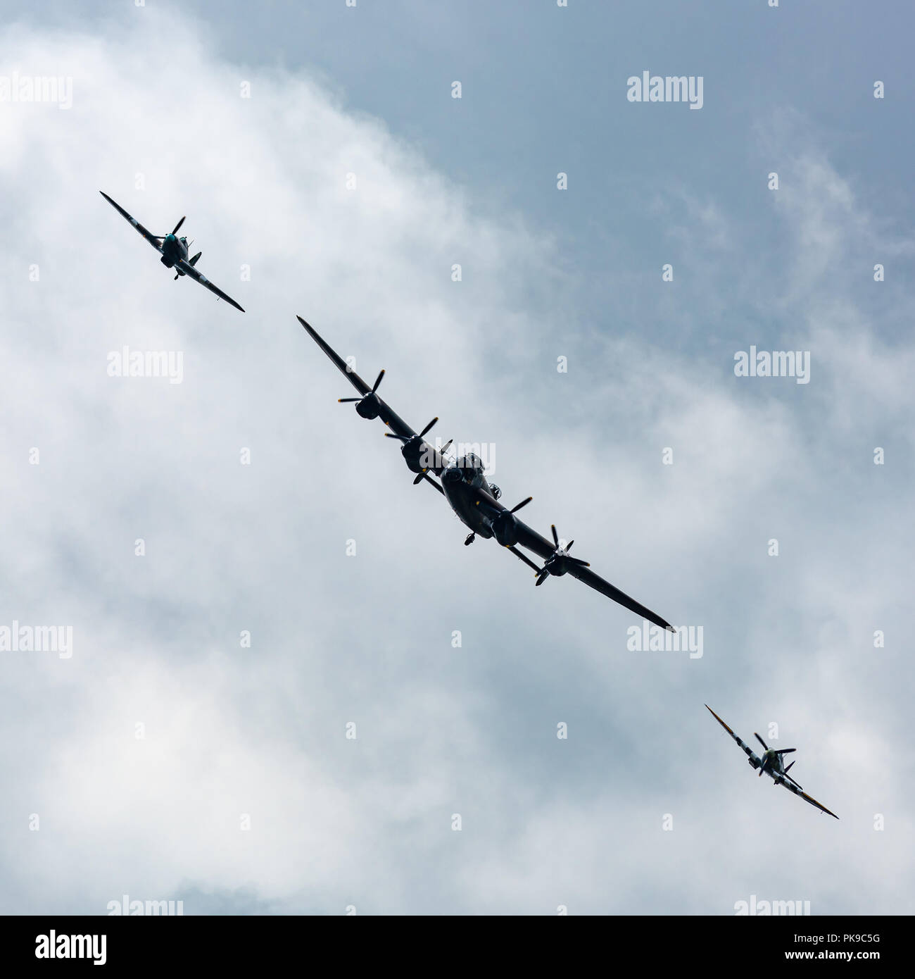 Lancaster PA 474 der Schlacht um England Memorial Flight mit begleitenden Spitfire und Hurricane Kämpfer Stockfoto