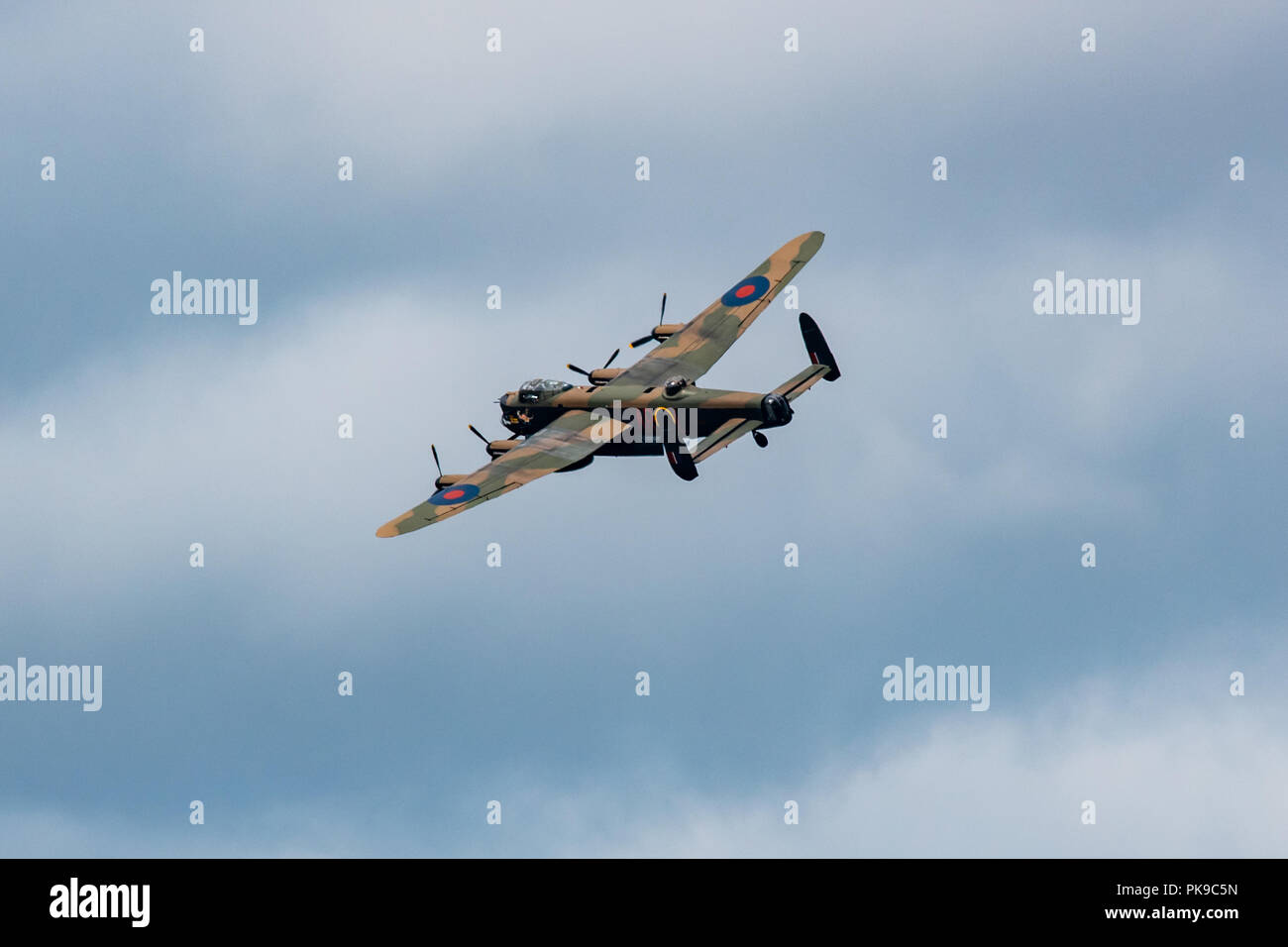 Lancaster PA 474 der Schlacht um England Memorial Flight No 460 Squadron Banking über einen bewölkten Himmel Stockfoto