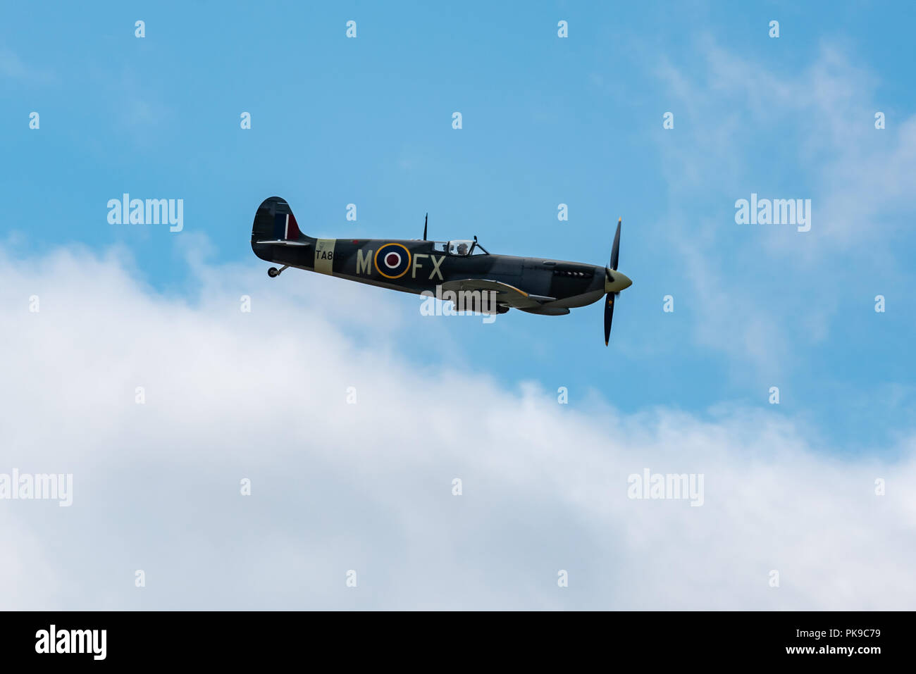 Die 'Kent Spitfire 'TA805, ein Mk IXe Supermarine Spitfire an der Biggin Hill Erbe Hanger basierend Stockfoto