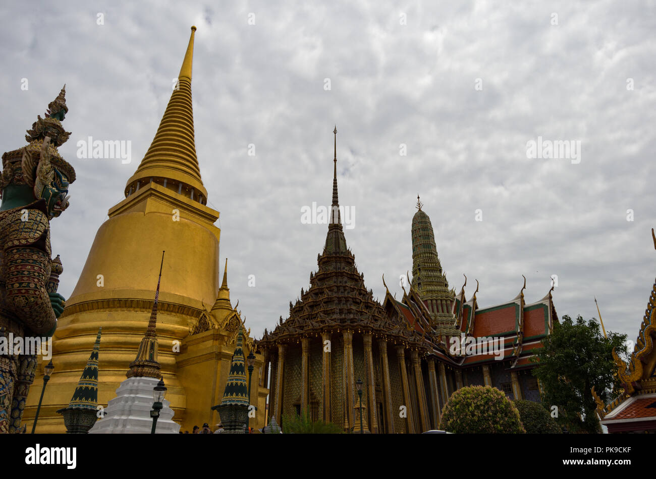 Tempel bauten im Grand Palace in Bangkok, Thailand an einem bewölkten Tag Stockfoto