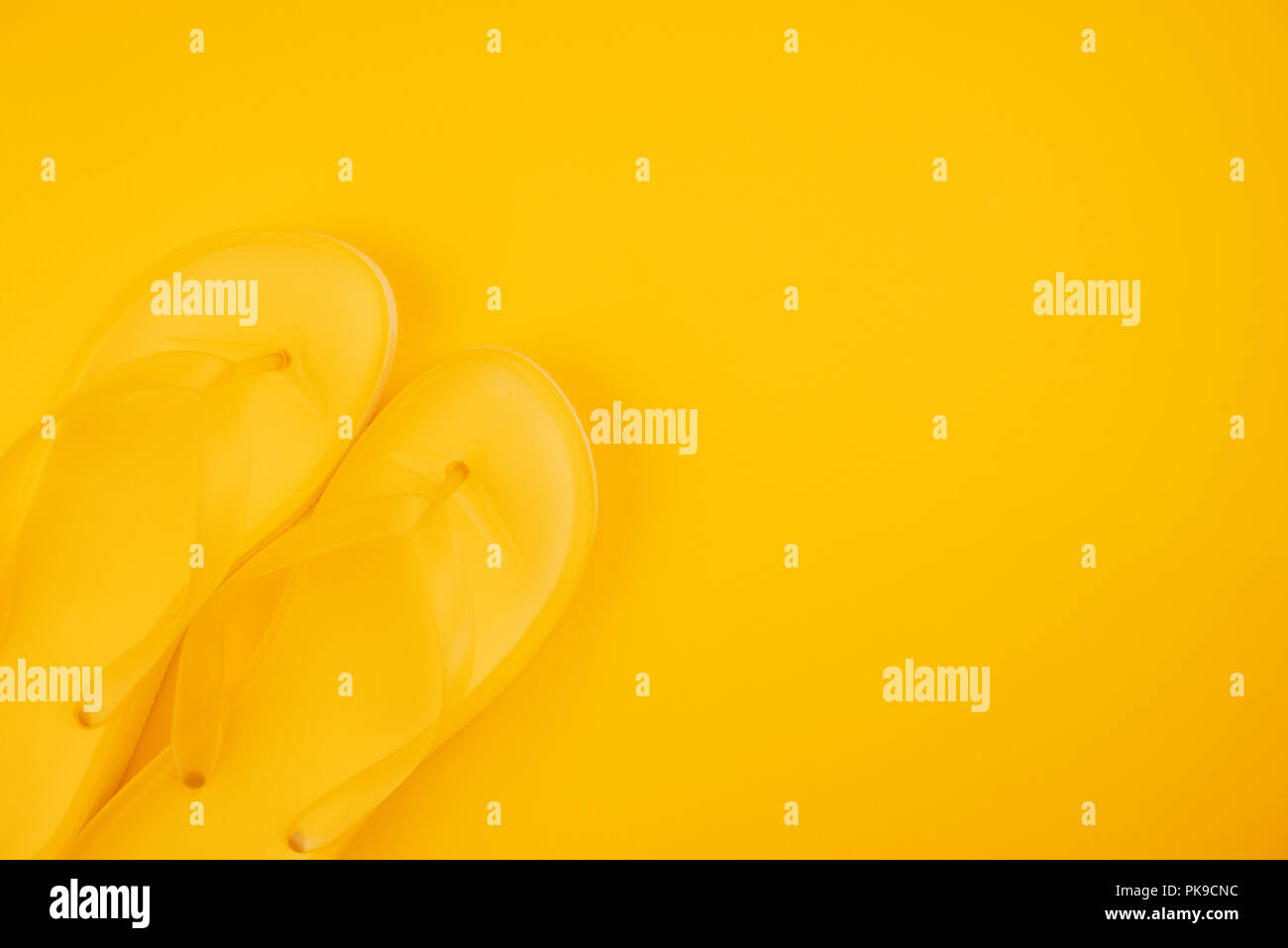 Stilvolle gelb flip flop Sandalen Draufsicht mit Kopie Raum über gelben Hintergrund Stockfoto