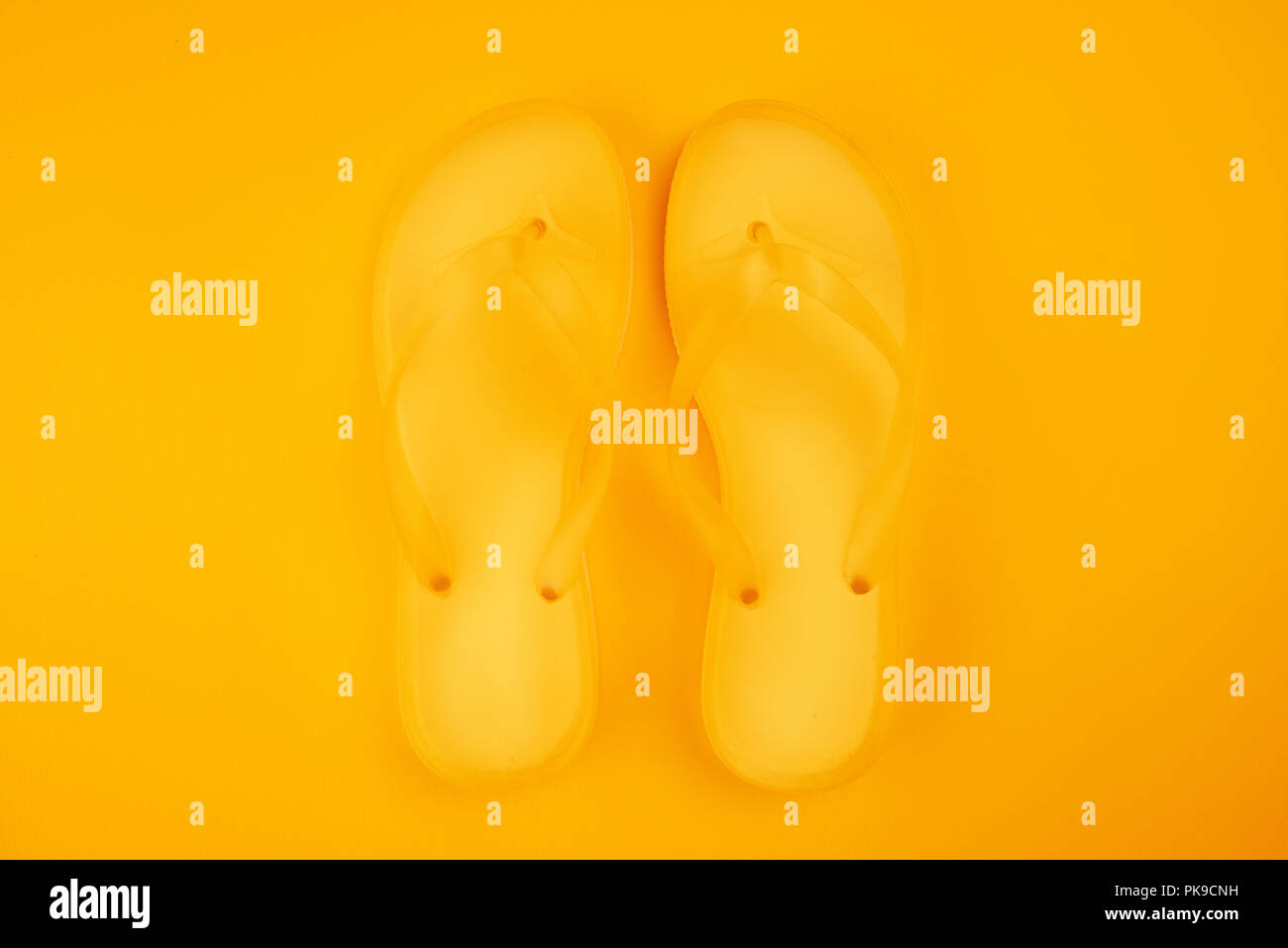 Stilvolle gelb flip flop Sandalen Draufsicht mit Kopie Raum über gelben Hintergrund Stockfoto