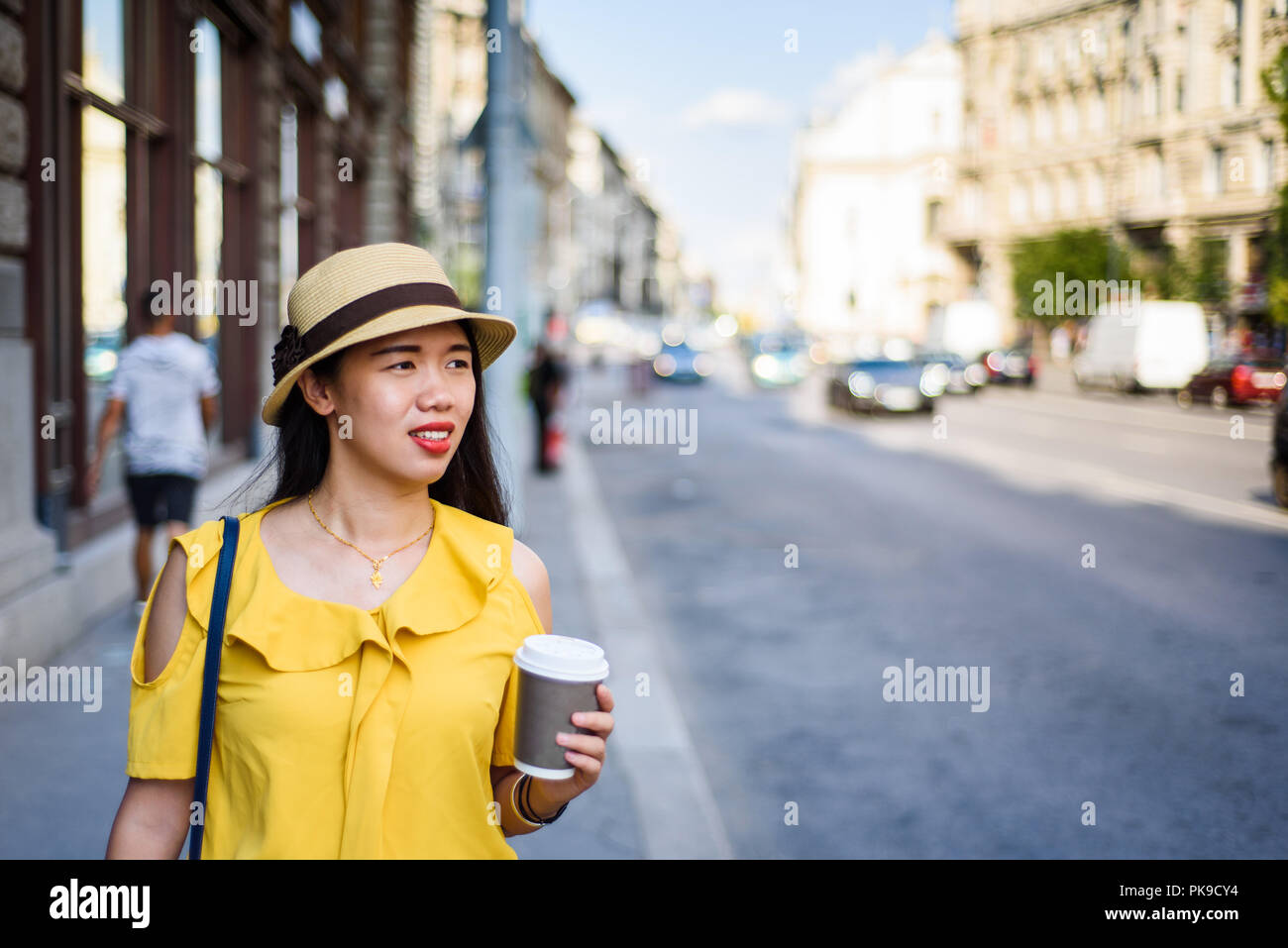 Asiatische Mädchen gehen auf die Straße mit Coffee to go Stockfoto