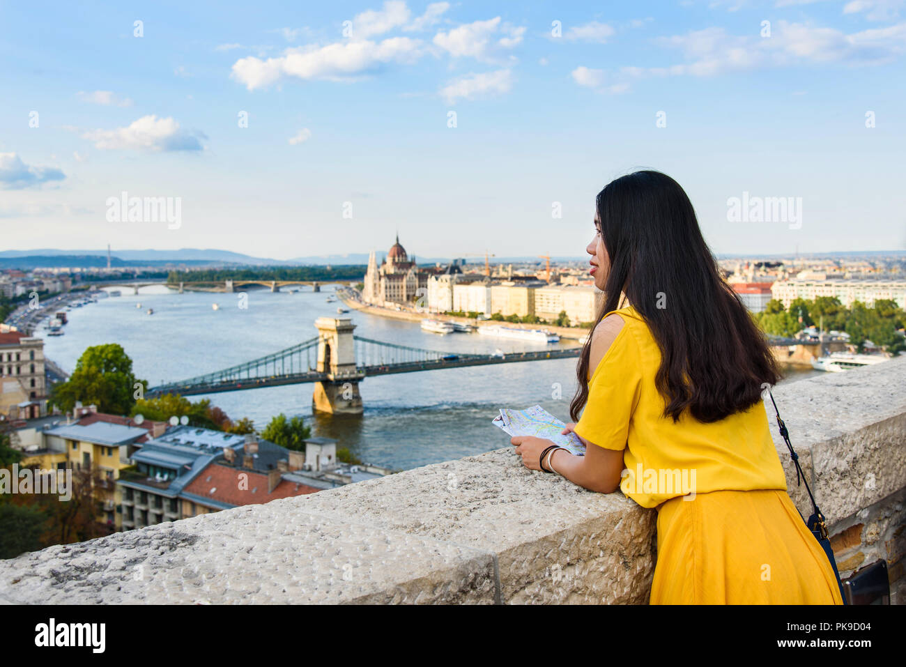 Weibliche genießen Sie Budapest Blick von der Festung über Stockfoto