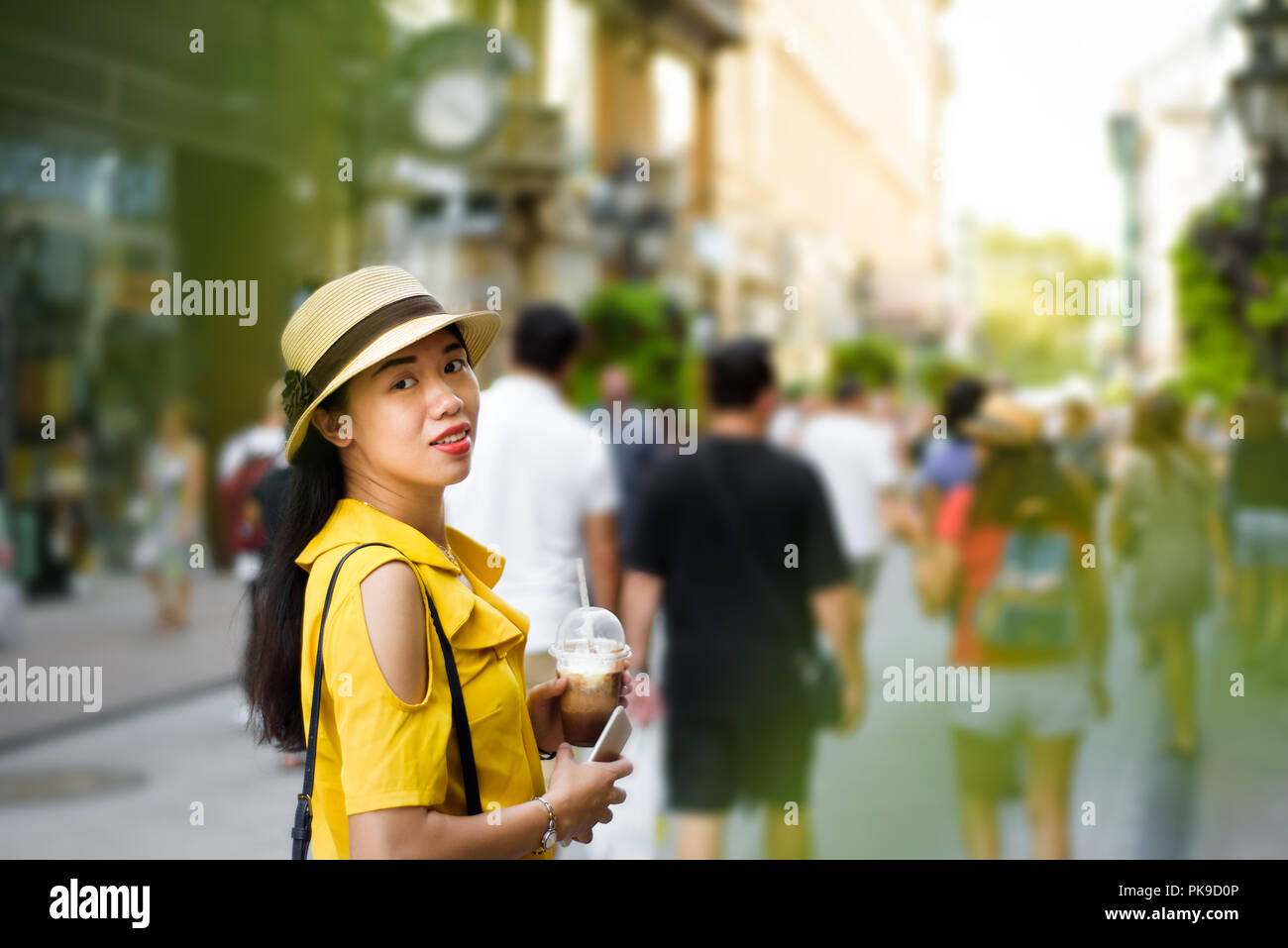 Asiatische Mädchen auf der Straße mit Kaffee zu gehen Stockfoto