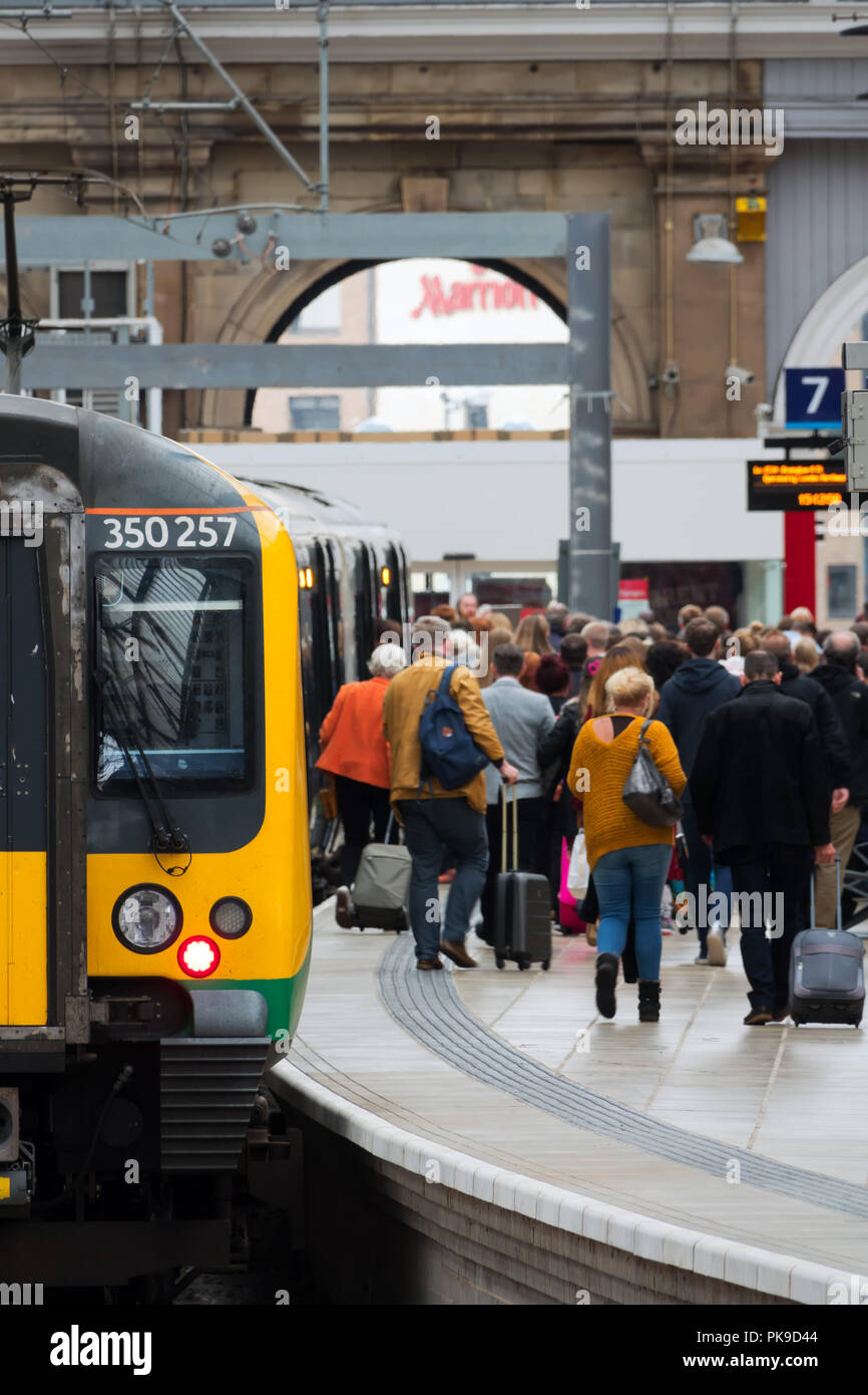 Passagiere auf der Plattform von der Lime St Station Liverpool UK. Stockfoto