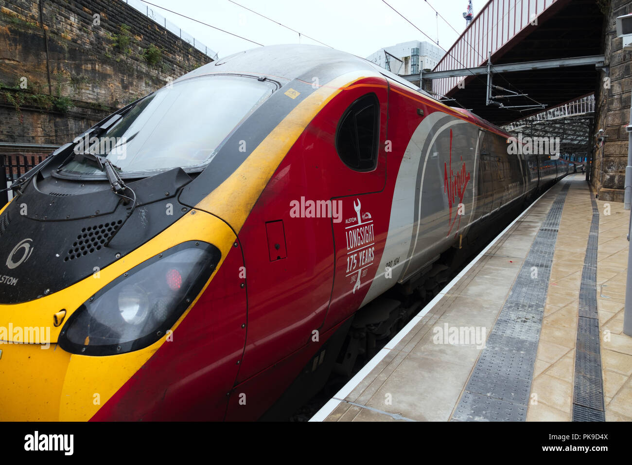 Jungfrau pendolino high speed London am Bahnhof Liverpool Lime Street Station Liverpool UK. Stockfoto