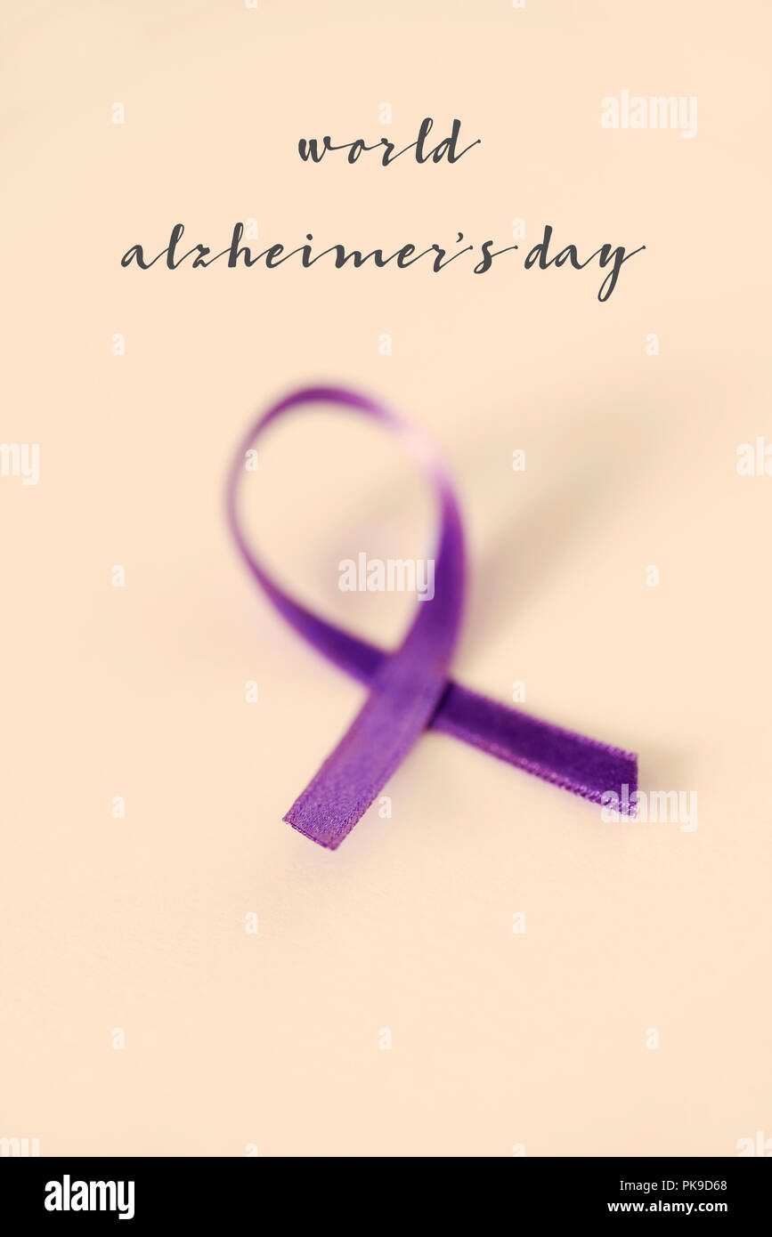 Ein purpurrotes Band und den Text Welt alzheimers Tag auf einem weißen Hintergrund Stockfoto