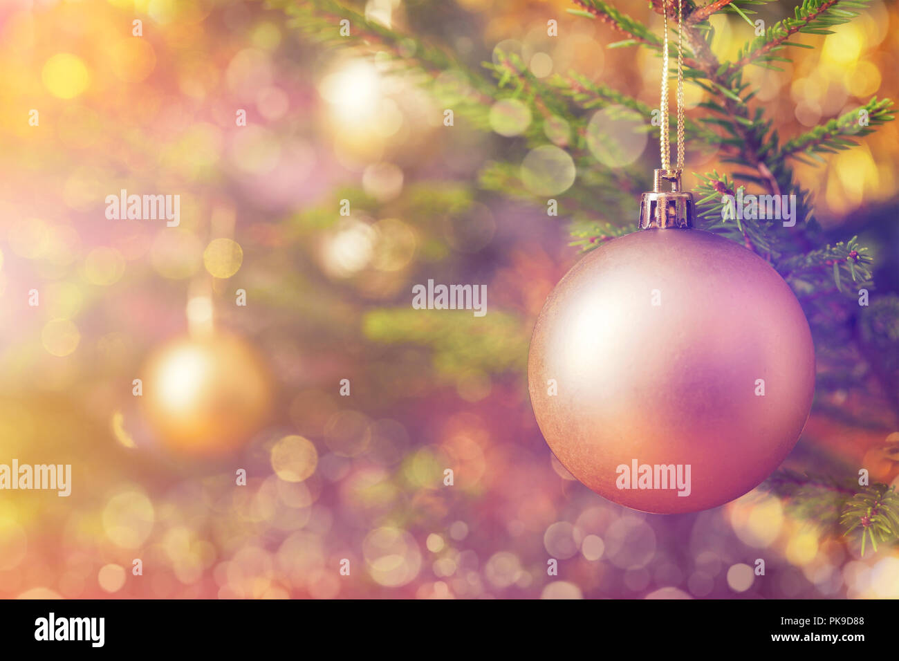 Weihnachten - Baum Dekoration Christbaumkugel auf geschmückten Weihnachtsbaum bac Stockfoto