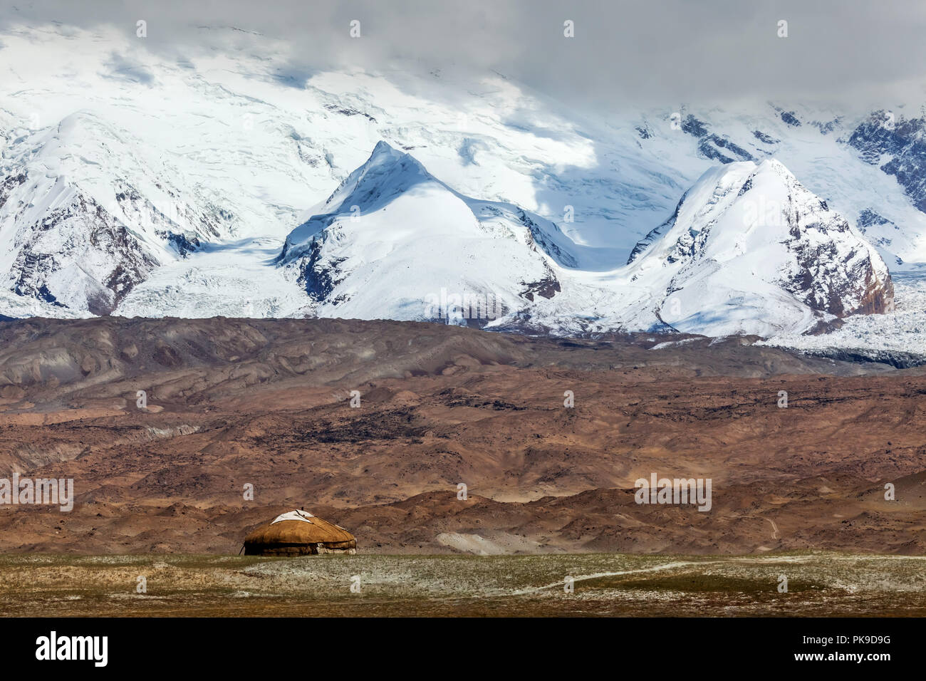 Kirgisische Jurte in der Landschaft rund um Karakul-See (See ist 3.600 Meter über dem Meeresspiegel, am Fuße des Berges Maztagata) Xinjang, China. Stockfoto