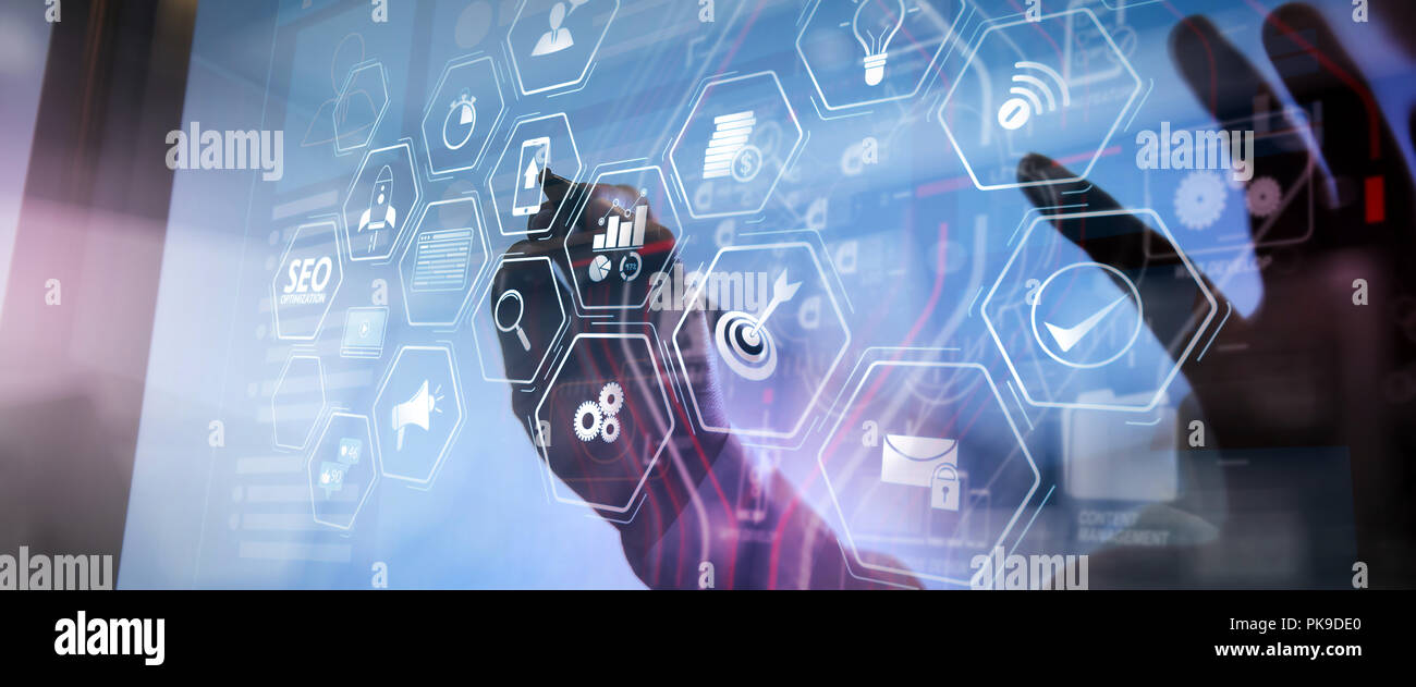 Seo-Optimierung für Web site mit mobile Website und Landing Page virtuelle Diagramm. Geschäftsmann wird das Arbeiten mit moderner Technologie und digitale Schicht ef Stockfoto