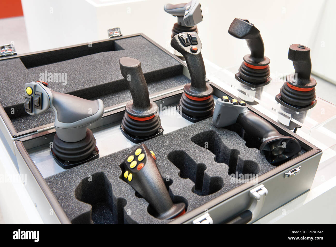 Joysticks für die Steuerung von Baumaschinen Stockfoto