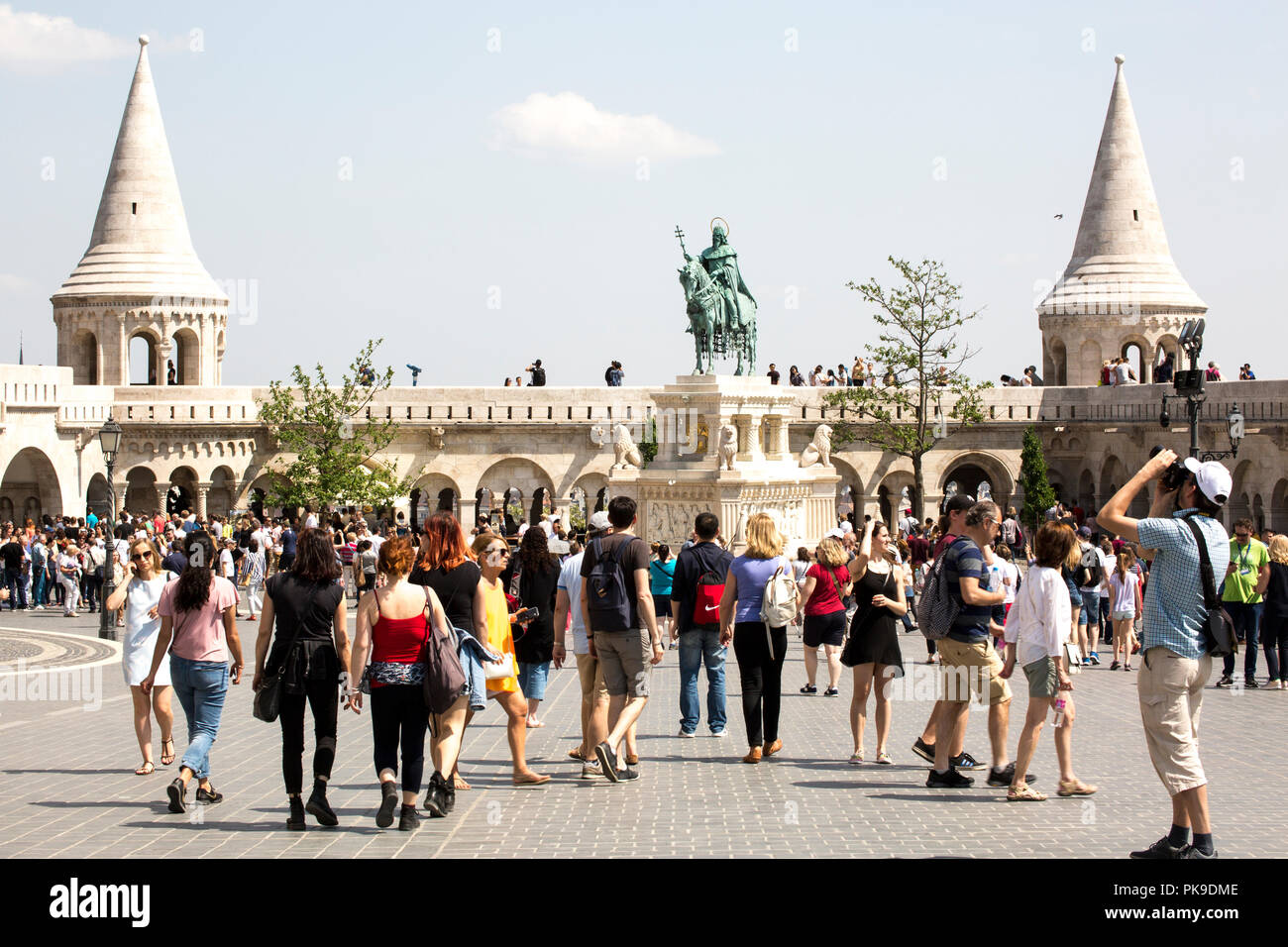 Budapest, BD, 29.04.2018: Gruppe von Touristen, die in der Trinity Square in Budapest Stockfoto