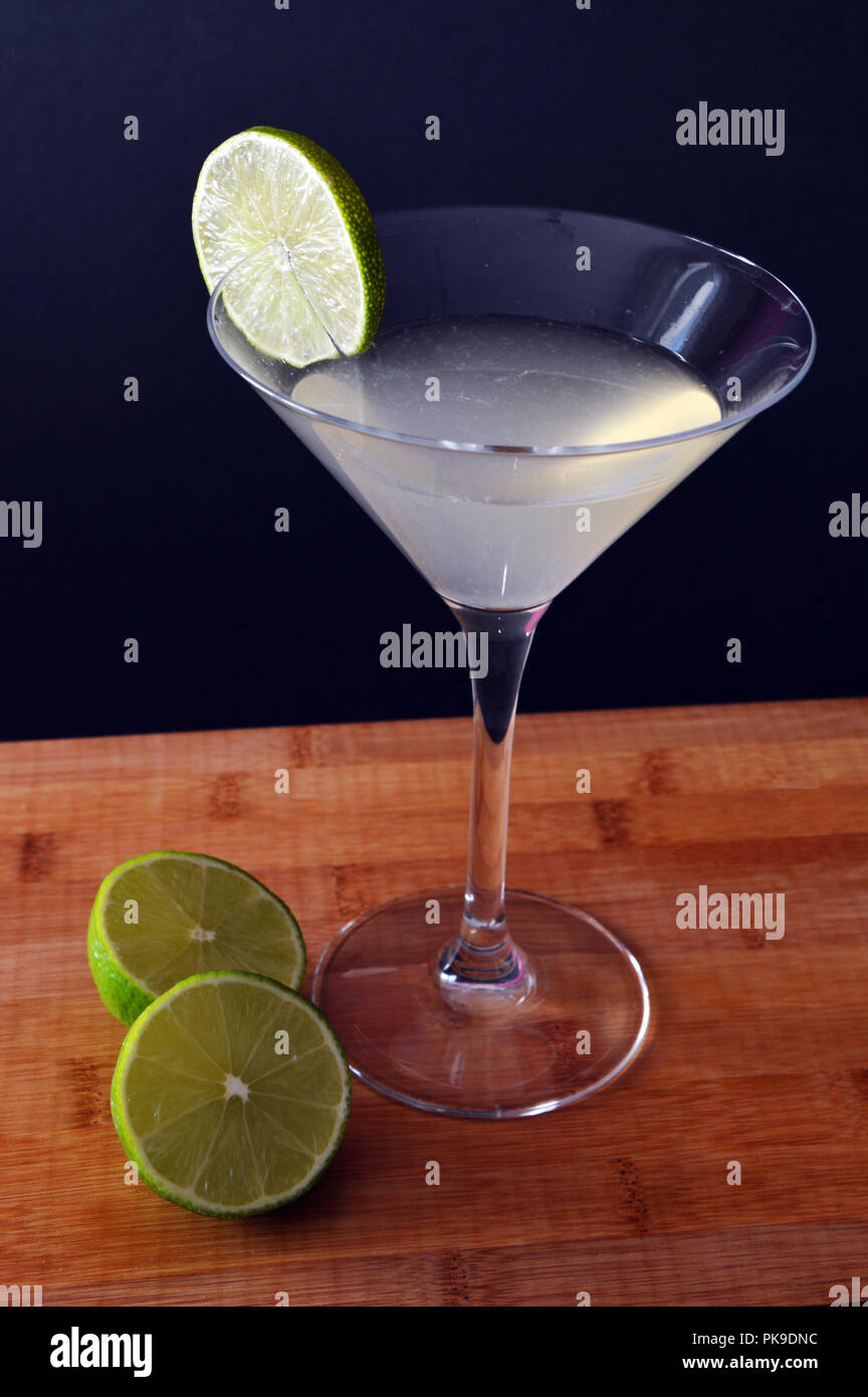 Glas daiquiri Cocktail auf Holz Schneidebrett Stockfoto