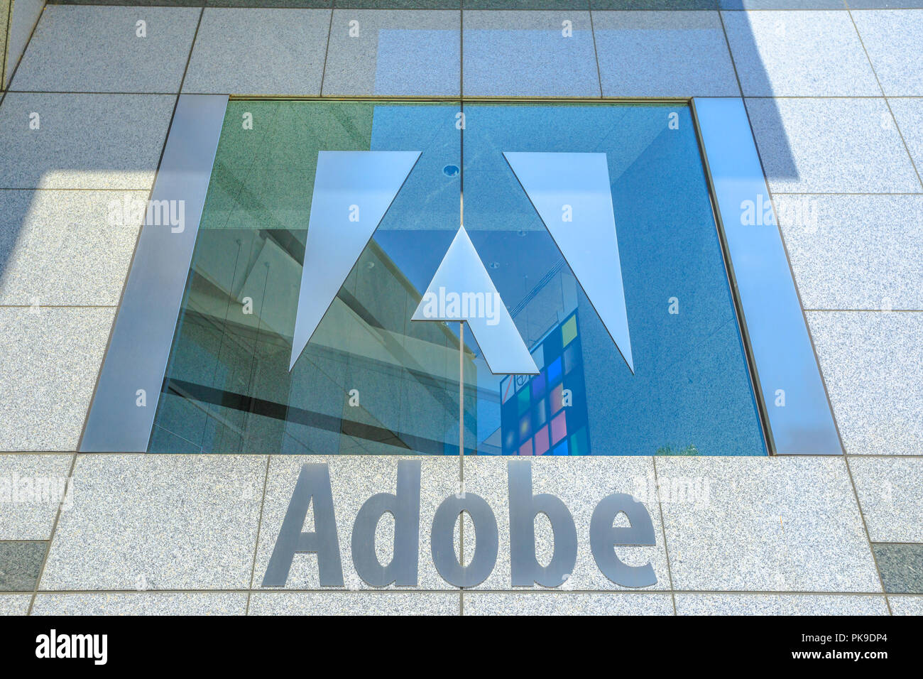 San Jose, Kalifornien, USA - 12. August 2018: Adobe Palace Fenster mit Logo bei Adobe Hauptsitz isoliert. Adobe Marktführer im Bereich Software für Grafik, Fotografie, Video und microstock Agentur Stockfoto