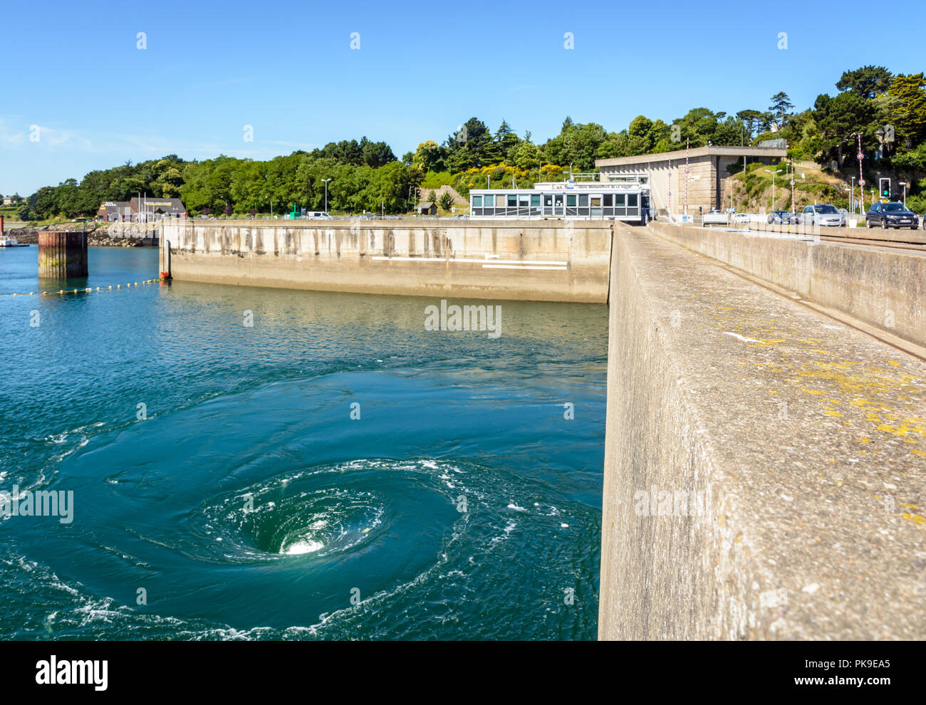 Eine leistungsstarke Whirlpool an der Oberfläche des Wassers erzeugt durch eine Turbine der Rance Gezeitenkraftwerk in der Nähe von Saint-Malo in der Bretagne, Frankreich. Stockfoto
