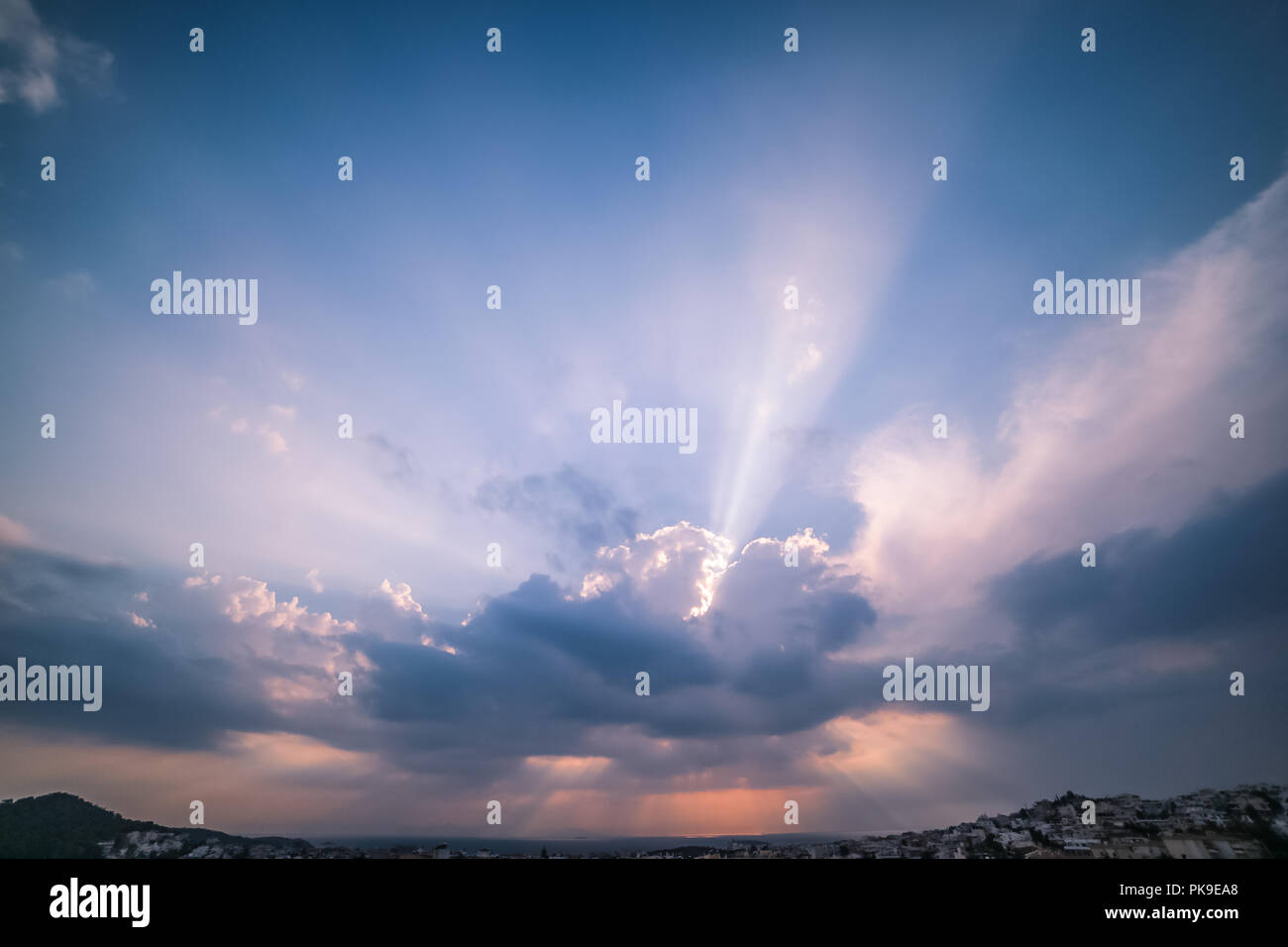 Himmlische Licht Strahlen Piercing durch die Wolken über dem Meer Stockfoto